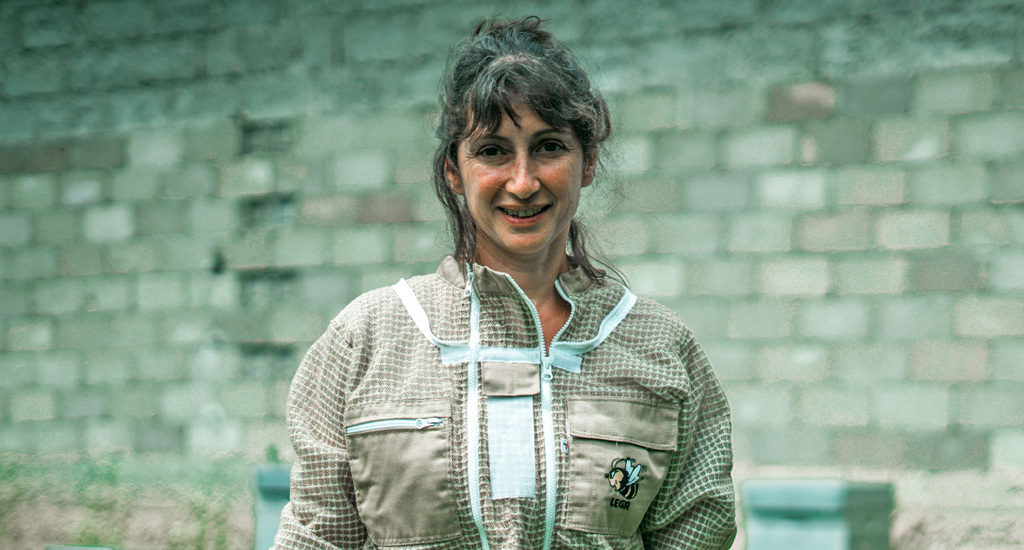 Sandra, apicultrice est une des associés d'Ô Champs Paysans, le magasin des producteurs locaux installé à Collonges-sous-Salève à la frontière entre la Haute-Savoie et le Genevois Suisse